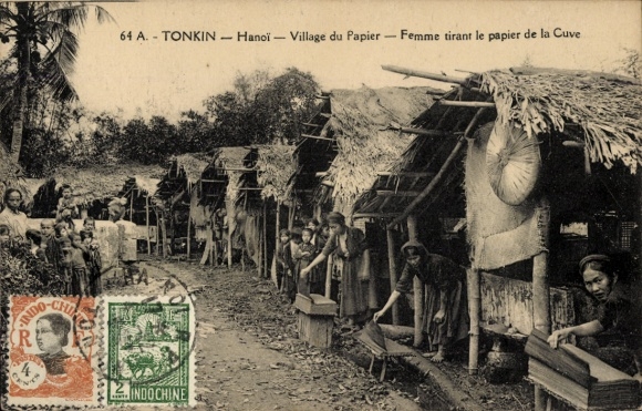 Ak Hanoi Tonkin Vietnam, Papierdorf, Frau zieht Papier aus dem Bottich