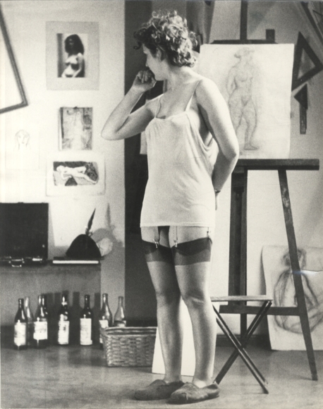 Original Akt-Foto Gert Kreutschmann um 1970, Model im Atelier eines Künstlers, ca. 38 x 30 cm