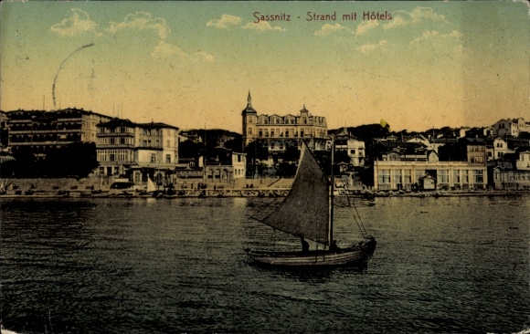 Ak Sassnitz auf Rügen,  Strand mit Hôtels, Boot auf dem Wasser