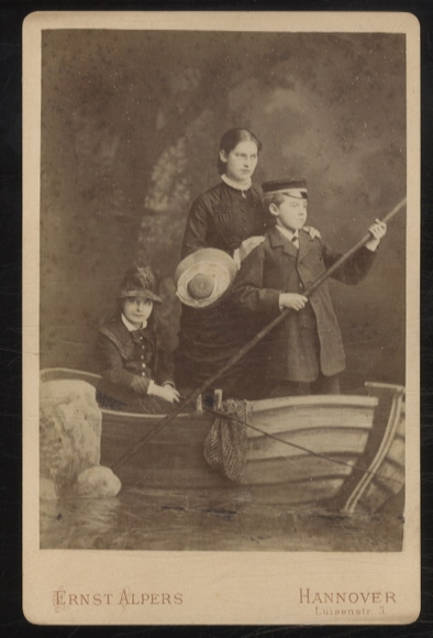 Cabinet Foto Junge Frau mit Mädchen und Junge in Holzboot