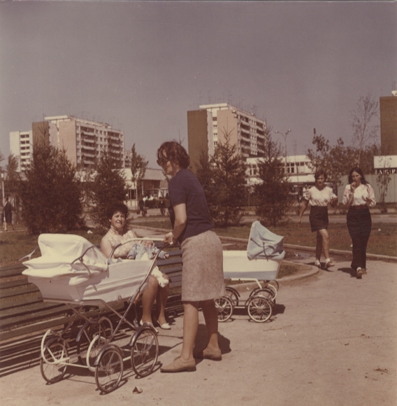 Original Foto Hans-Joachim Spremberg, junge Mütter im Neubauviertel Titan in Bukarest/Rumänien,1972