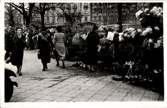 Ak Berlin Tiergarten, Berliner Typen, Blumenfrau am Potsdamer Platz