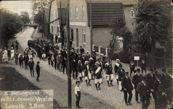 Foto Ak Leeste Weyhe Niedersachsen, X. Stiftungsfest des Sozialdemokratischen Vereins, Festzug 1919