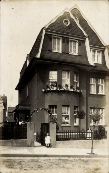 Foto Ak Kalk Köln am Rhein, Wohnhaus ...weg 26, geschmückt, Frau, Kinder