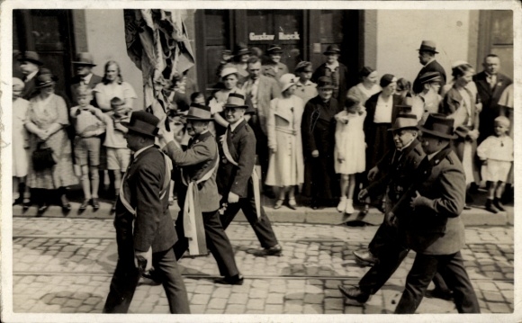 Foto Ak Braunschweig in Niedersachsen, Festzug, Männer mit Fahnen, Zuschauer