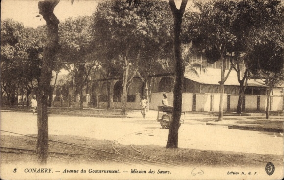 Ak Conakry Guinea, Avenue du Gouvernement, Mission des Saurs,  Bäume, Menschen