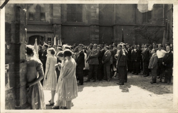 Foto Ak Menschenmenge auf einem Platz vor einem Gebäude