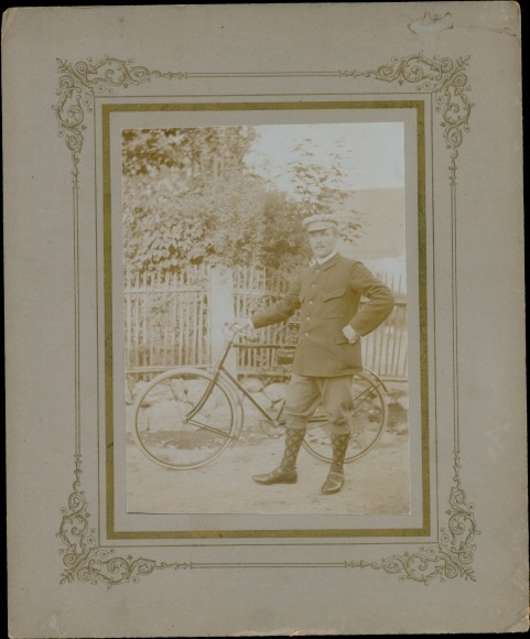 Passepartout Foto Ak Schneverdingen in der Lüneburger Heide, Mann mit Fahrrad, 1898