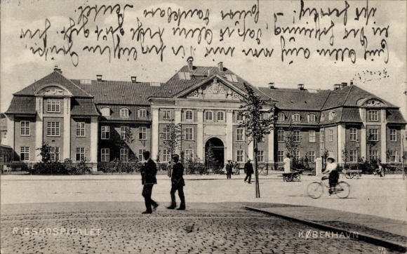 Ak København Kopenhagen Dänemark, Rigs hospitalet, Menschen auf der Straße, Fahrradfahrer, Bäume