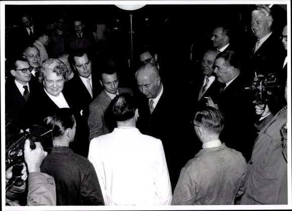 Foto Berlin, Bert Sass, Bundespräsident Theodor Heuss, Besuch einer Ausstellung, Fernsehkameras