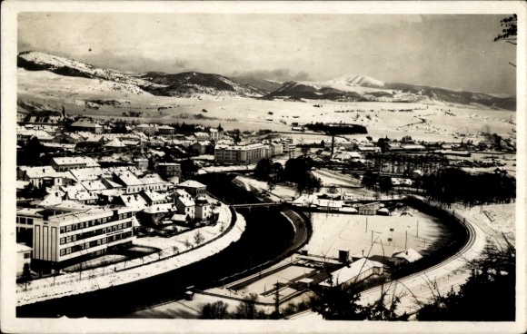 Ak Banská Bystrica Besztercebánya Neusohl Slowakei, Schneelandschaft, Stadtansicht, Fluss, Berge 