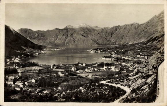 Ak Kotor Cattaro Montenegro, Blick auf  Berge, Wasser, Häuser, Landschaft