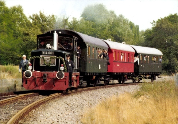 Foto Ak Erste Museumseisenbahn in Berlin Historische Wagen mit Diesellokomotive V14001, Baujahr 1956