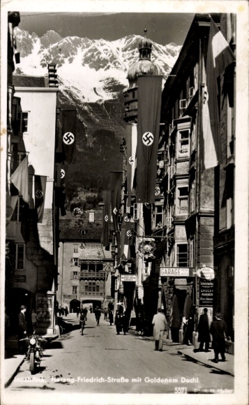 Ak Innsbruck in Tirol, Herzog Friedrich Straße mit Goldenem Dachl, Beflaggung