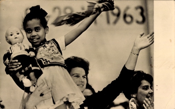 Ak Moskau, Weltkongress der Frauen 1963, Kosmonautin Valentina Tereschkowa, Mädchen aus Angola