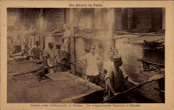 Ak Die Bäcker im Felde, Inneres einer Feldbäckerei im Westen, Die eingemauerten Backöfen in Betrieb
