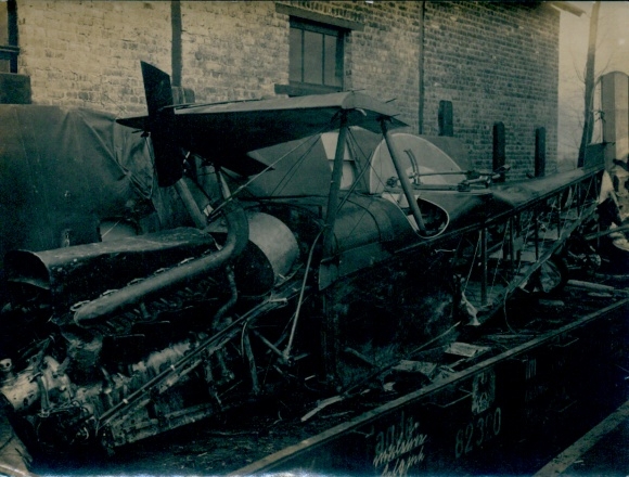 Foto zerstörtes Flugzeug auf einem Bahnwaggon, Flugzeugtrümmer, 1. WK