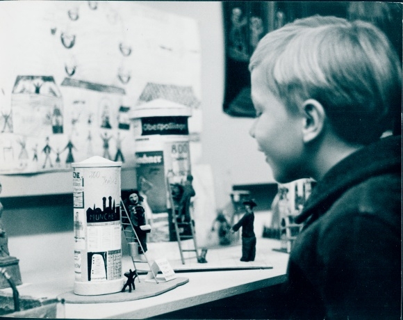 Foto Von Kindern gebaut und bewundert, Bastelwettbewerb der Süddeutschen Zeitung, Litfaßsäule