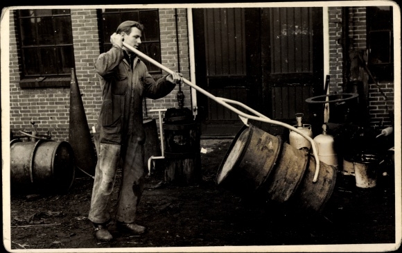 Foto Ak Mann in Arbeitskleidung, Fass, Haltevorrichtung, Hebelstange, Gasflaschen