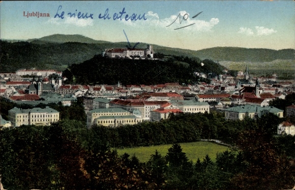 Ak Ljubljana Laibach Slowenien,  alter Schloss, Stadtansicht, Berge im Hintergrund