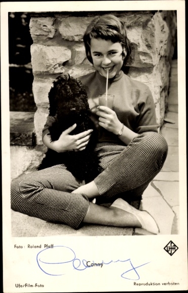 Ak Schauspielerin und Sängerin Cornelia Froboess, Conny, Portrait mit Pudel