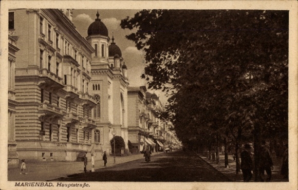 Ak Mariánské Lázně Marienbad Region Karlsbad,  Hauptstraße, Gebäude, Bäume, Menschen
