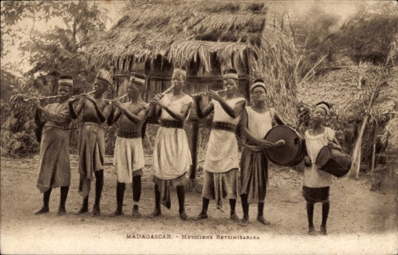 Ak Madagaskar, Musiker Betsimisaraka, Musiker mit Musikinstrumenten, Strohhütten