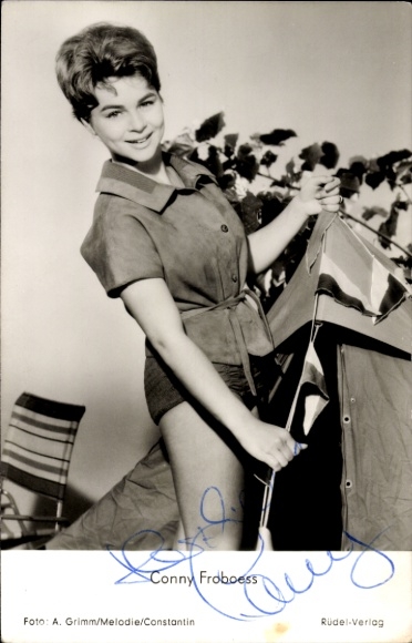 Ak Schauspielerin und Sängerin Conny Froboess in Conny und Peter machen Musik, Autogramm