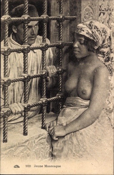 Ak Alger Algerien, Liebespaar, Frau mit entblößtem Busen, Maghreb