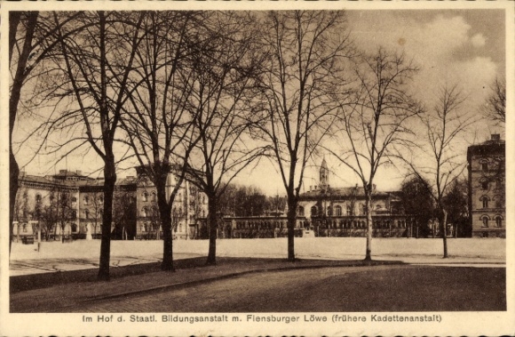 Ak Berlin Steglitz Lichterfelde, Hof der Bildungsanstalt, Flensburger Löwe, Bäume,  Gebäude