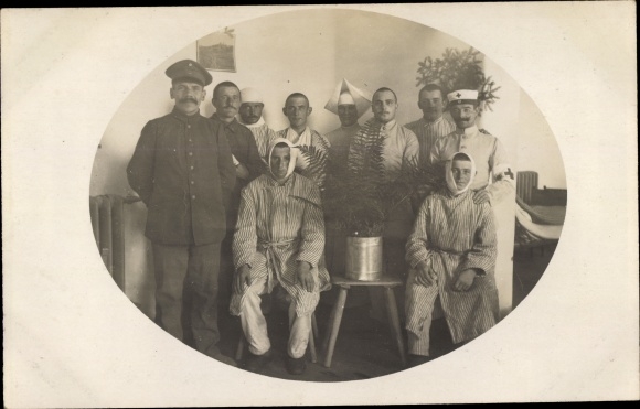 Foto Gliwice Gleiwitz Oberschlesien, Niederl. Rotes Kreuz Lazarett, Patient Kleinman