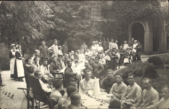 Foto Ak Berlin Neukölln, Lazarett, Deutsche Soldaten, Krankenschwestern
