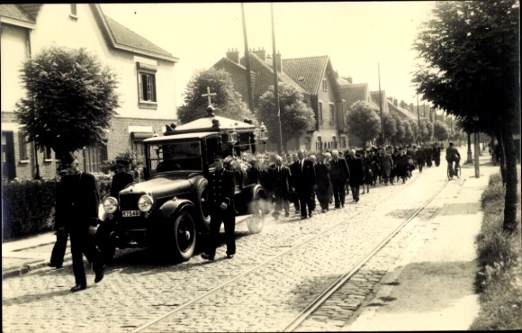 Foto Trauerzug, Bestattung, Sarg, Trauernde Menschen