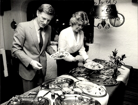 Foto Musiker Fritz Mensching am Buffet mit seiner Frau