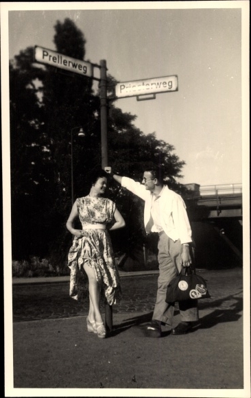 Foto Berlin Schöneberg, Prellerweg Ecke Priesterweg, Straßenschild, junge Frau, Mann mit Reisetasche
