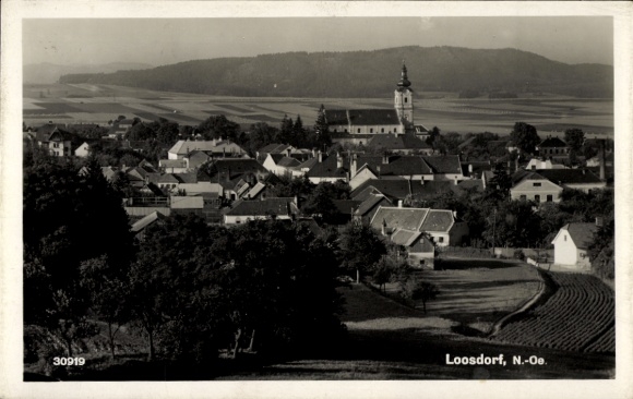 Ak Loosdorf Niederösterreich,  N.-Oe., Dorfansicht, Kirche, ländliche Umgebung