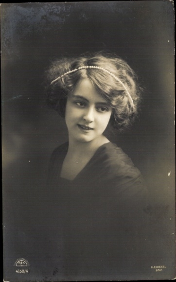 Foto Ak Frau-Porträt, Frisur, Perlen