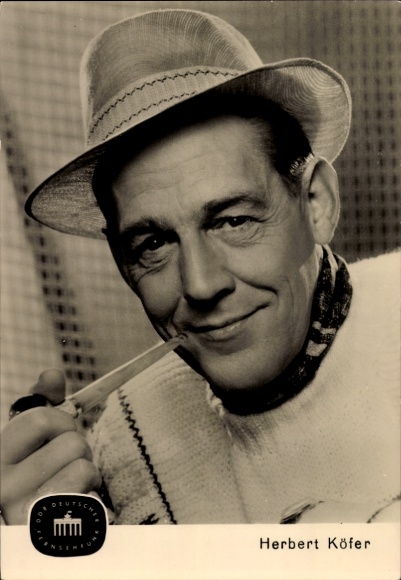 Ak Schauspieler und Moderator Herbert Köfer, Portrait, Hut, Pfeife, DDR Deutscher Fernsehfunk