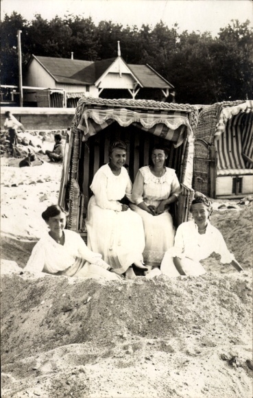 Foto Ak Ostseebad Brunshaupten Kühlungsborn, Strandleben, Frauen, Strandkorb