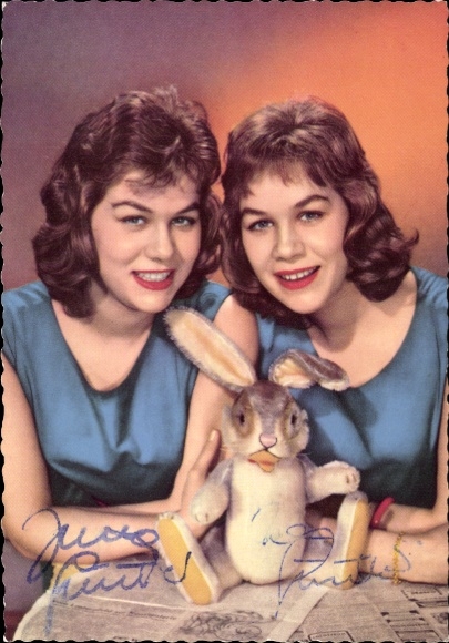 Ak Schauspielerinnen Isa Günther und Jutta Günther, Portrait, Stoffhase, Autogramm