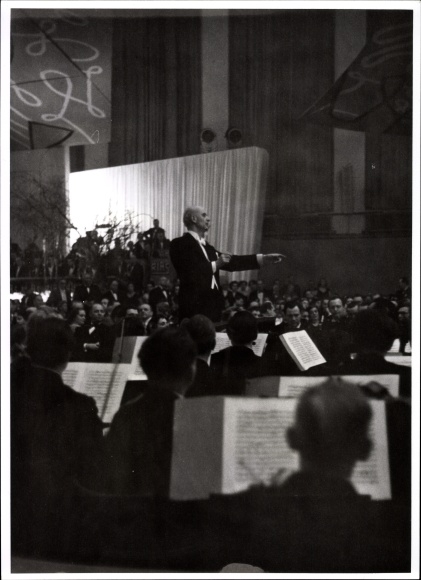 Foto Sass, Dirigent Wilhelm Furtwängler im Konzertsaal mit seinem Orchester