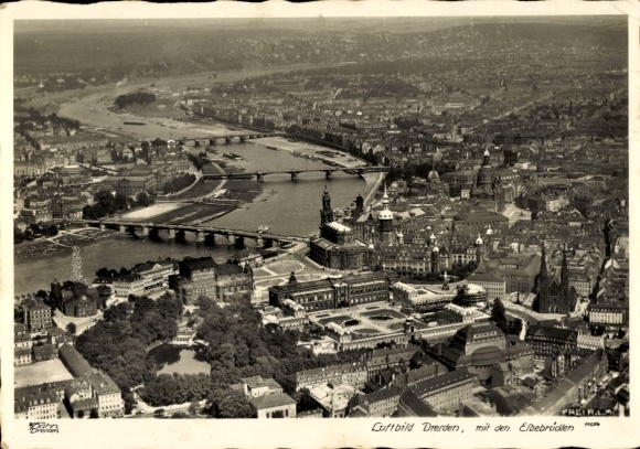 Ak Dresden Altstadt, Gesamtansicht mit den Elbebrücken, Fliegeraufnahme