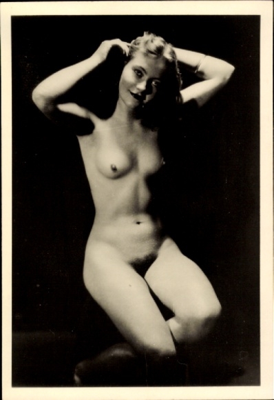 Foto sitzender Frauenakt, erhobene Arme