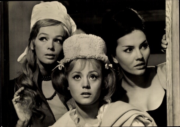 Ak Schauspielerinnen Teri Tordai, Eva Pap und Ildiko Pecsi, Majestät auf Abwegen, Portrait