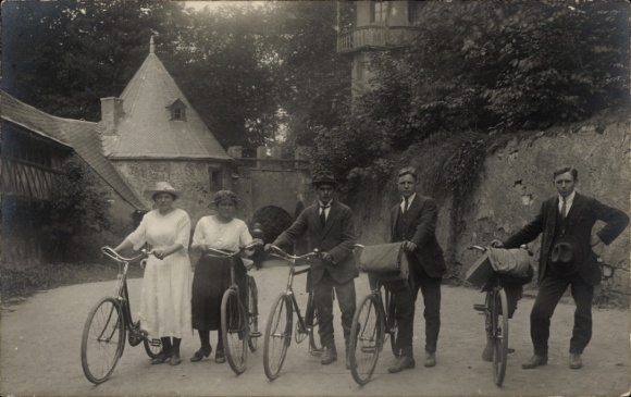 Foto Ak Rochsburg Lunzenau in Sachsen, Schloss Rochsburg, Radfahrer