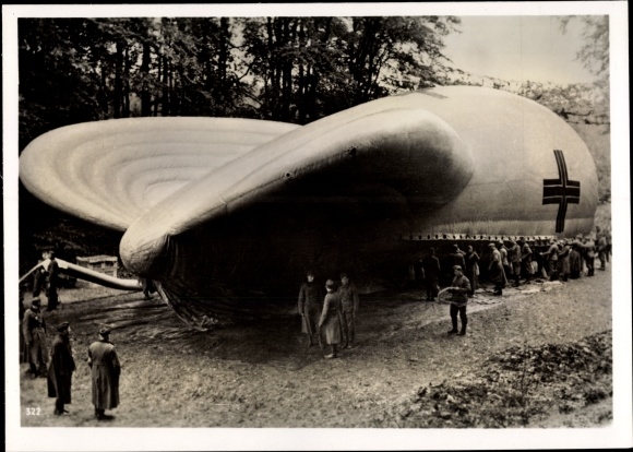 Foto Heinrich Hoffmann, Auffüllen eines Fesselballons in einem Waldstück an der Westfront, Nov 1939