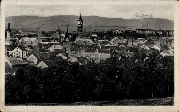 Ak Domažlice Taus Region Pilsen, Stadtansicht, Türme, Häuser, Landschaft