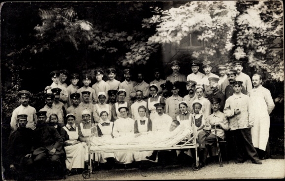 Foto Ak Berlin Neukölln, Lazarett, Deutsche Soldaten, Krankenschwestern
