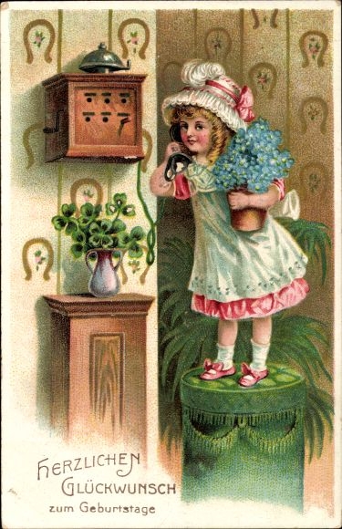 Präge Ak Glückwunsch Geburtstag, Gratulantin beim Telefonieren, Blumenstrauß, Hufeisen, Glücksklee