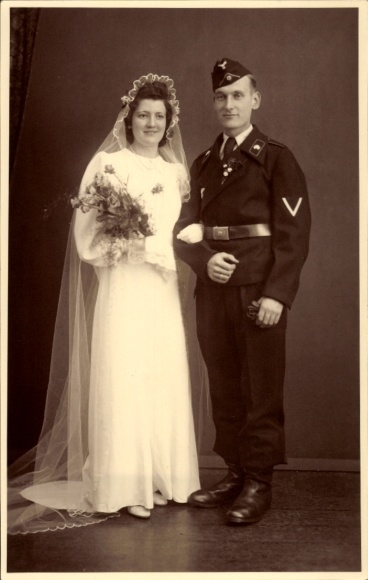 Foto Ak Berlin Neukölln, Wehrmachtssoldat der Panzertruppen in Uniform, mit seiner Braut, Hochzeit